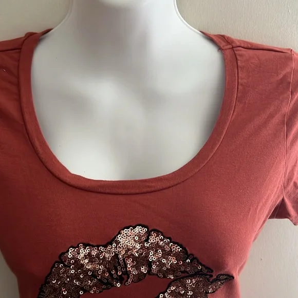 Guess women’s top with sequin lips size medium - Picture 3 of 7